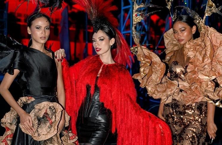 Potret seleb di Jember Fashion Carnaval 2023 (Instagram/@sarahtumiwa)