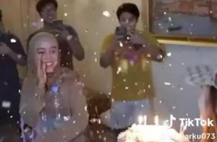 Momen Kejutan Ultah Lesti Kejora. (TikTok/mawarku073) 