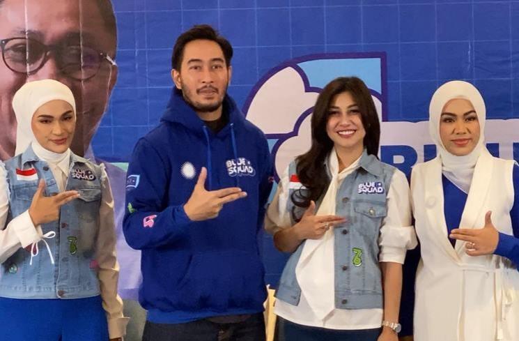 Ritchie Ismail atau Jeje dan Nisya Ahmad di kantor DPP PAN, Buncit Raya, Jakarta, Senin (7/8/2023). (MataMata.com/Adiyoga Priyambodo)