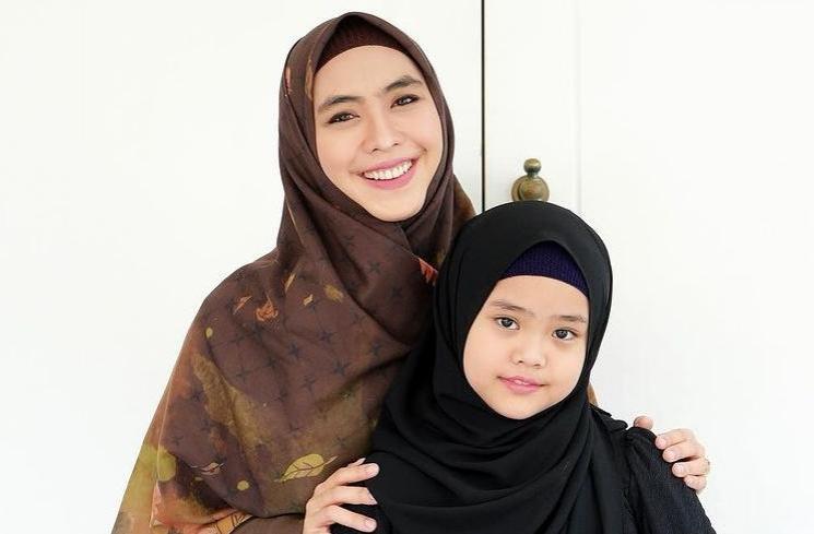 Anak Artis Putuskan Berhijab (Instagram/okisetianadewi)