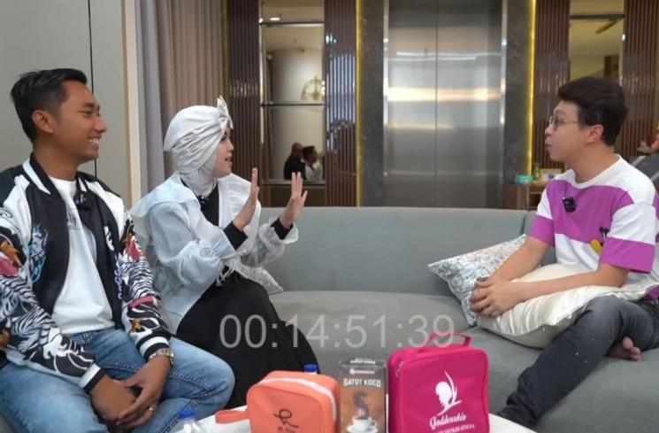 Sunyoto dan Syarah membeberkan rayuan Mario Teguh sehingga mereka merasa tertipu. (YouTube dr. Richard Lee)