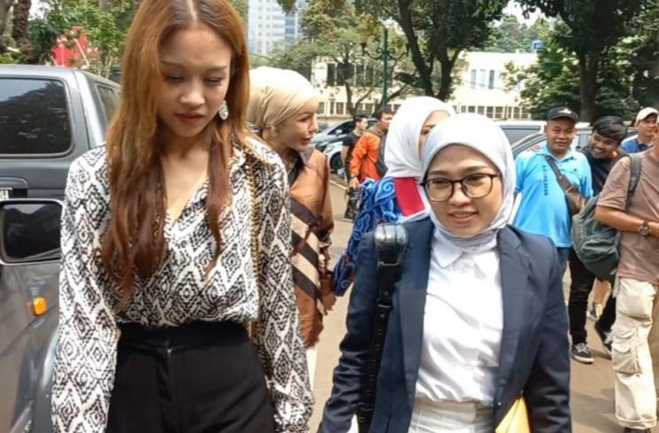 Mellisa Anggraini (kuasa hukum), PKN (inisial korban), dan Sally Giovanny melaporkan dugaan tindak pelecehan yang dilakukan Miss Universe Indonesia 2023. (MataMata.com/Tiara R)