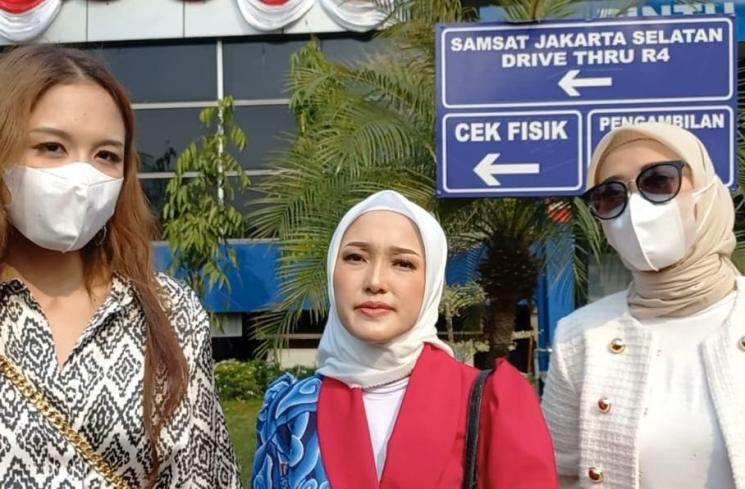 Mellisa Anggraini (kuasa hukum), Natasha (korban), Sally Giovanny, Marissya Icha melaporkan dugaan tindak pelecehan yang dilakukan Miss Universe Indonesia 2023. (MataMata.com/Tiara R)