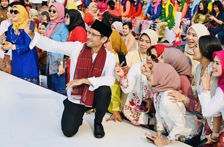 Gaya Menteri di Istana Berkebaya (Instagram/@nadiemmakarim)