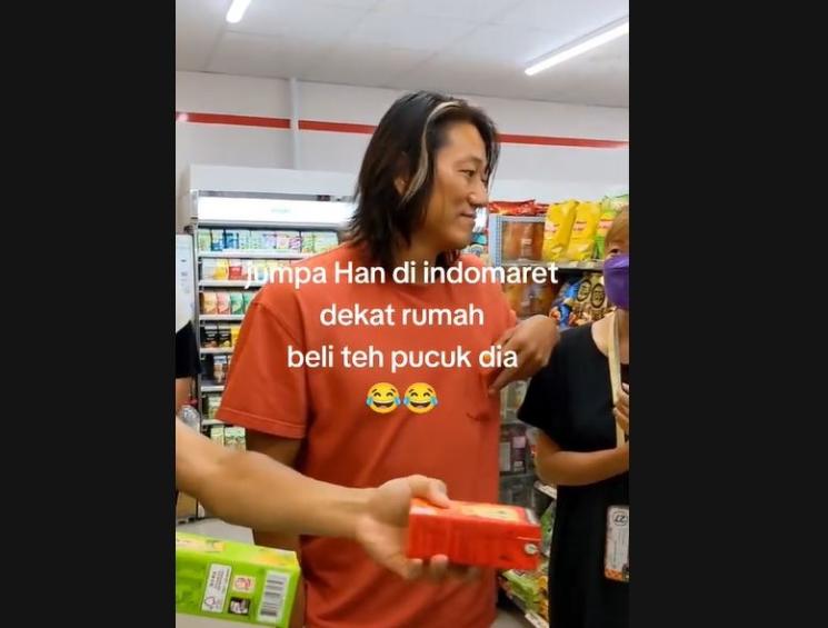 Cek Fakta video viral dengan narasi aktor Fast & Furious Han terciduk di Indomaret. (TikTok/ nauli0503)
