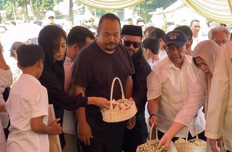 Kikan Cokelat mengikuti acara pemakaman sang ibu di TPU Jeruk Purut (MataMata.com/Adiyoga P)