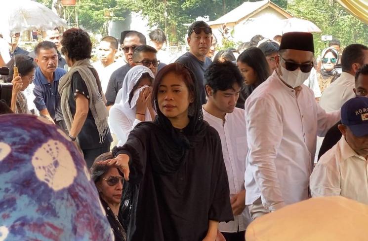 Kikan Cokelat mengikuti acara pemakaman sang ibu di TPU Jeruk Purut (MataMata.com/Adiyoga P)