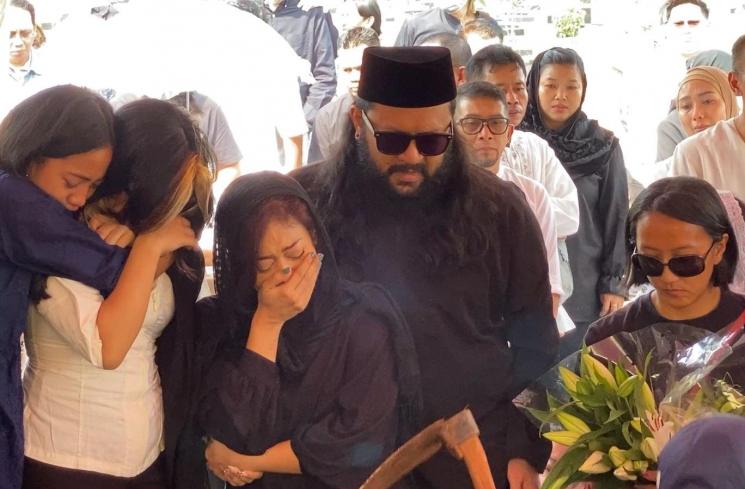 Kikan Cokelat mengikuti acara pemakaman sang ibu di TPU Jeruk Purut (MataMata.com/Adiyoga P)