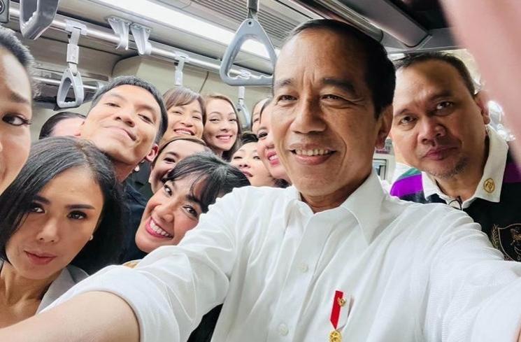 Potret Artis Jajal LRT Bareng Pak Jokowi (Instagram/@jokowi)