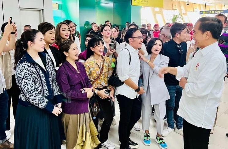 Potret Artis Jajal LRT Bareng Pak Jokowi (Instagram/@jokowi)