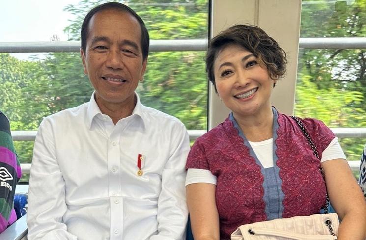 Potret Artis Jajal LRT Bareng Pak Jokowi (Instagram/@indybarends)