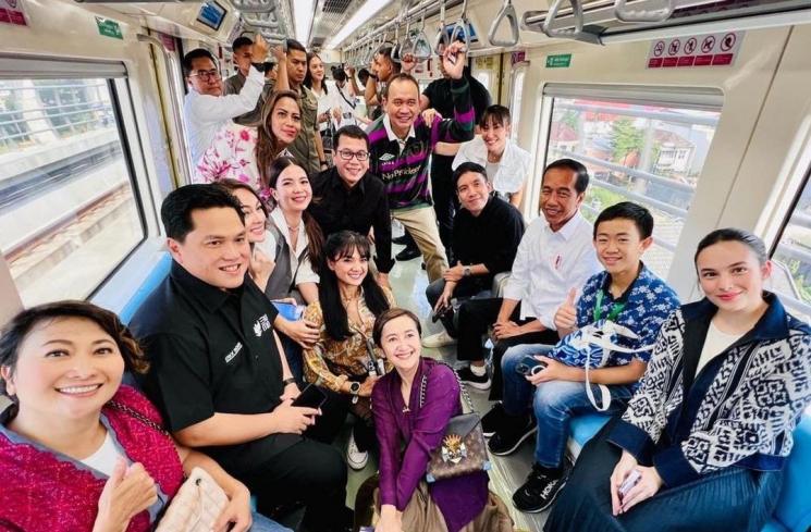 Potret Artis Jajal LRT Bareng Pak Jokowi (Instagram/@indybarends)
