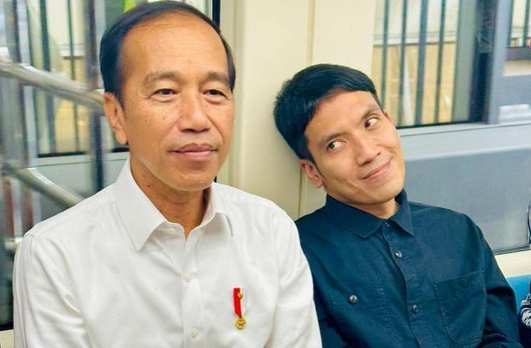 Potret Artis Jajal LRT Bareng Pak Jokowi (Instagram/@desta80s)