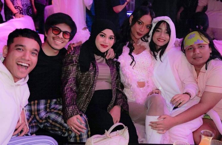Atta Halilintar dan Aurel Hermansya di pesta ultah Erika Carlina (Instagram/@attahalilintar)