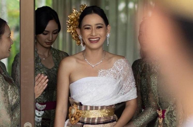 Artis Rayakan Hari Raya Kuningan (instagram/@laura_theux)