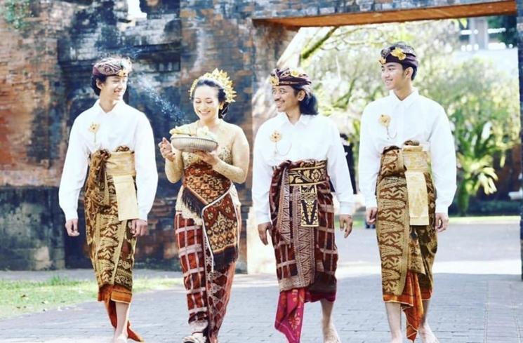 Artis Rayakan Hari Raya Kuningan (instagram/@dewabudjana)