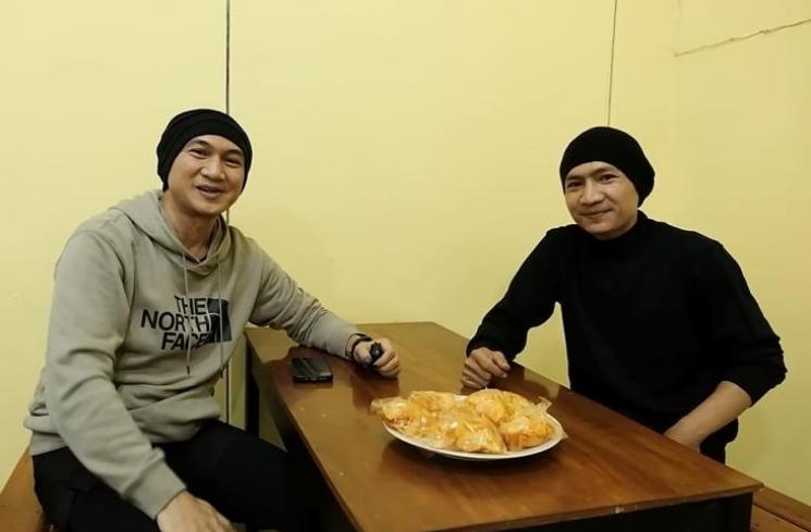 Anji Temui Pedagang Sate Padang yang Mirip Dirinya. (YouTube/dunia MANJI)