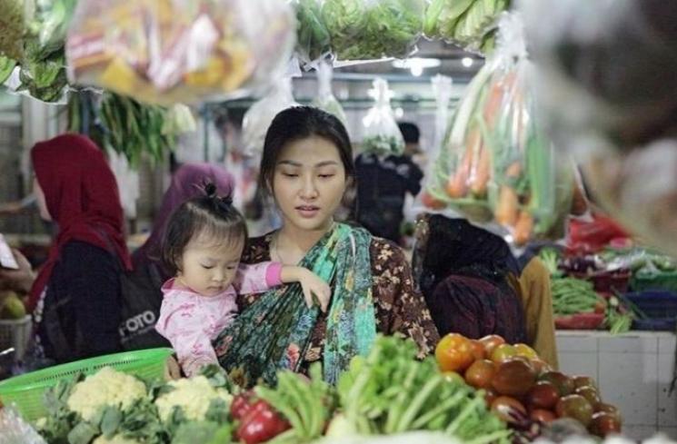 Gaya Artis Belanja ke Pasar Tradisional. (Instagram/sarwendah28)