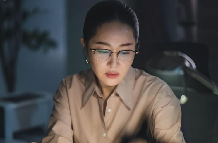 Pesona Uhm Ji Won di Cold Blooded Intern (Instagram/@tving.official)