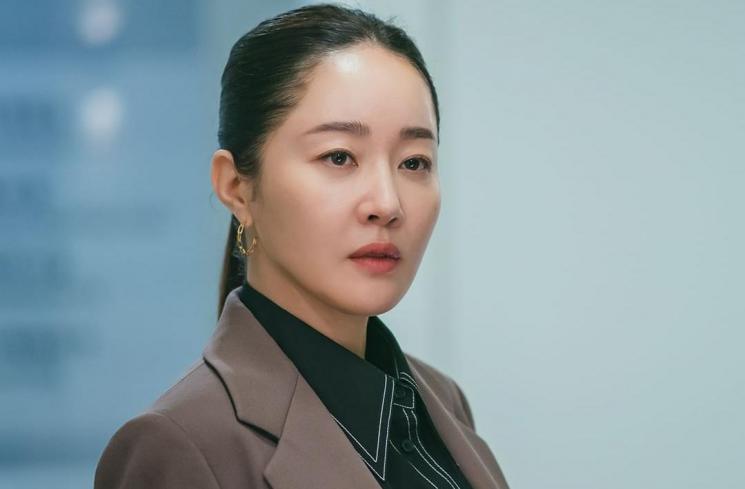 Pesona Uhm Ji Won di Cold Blooded Intern (Instagram/@tving.official)