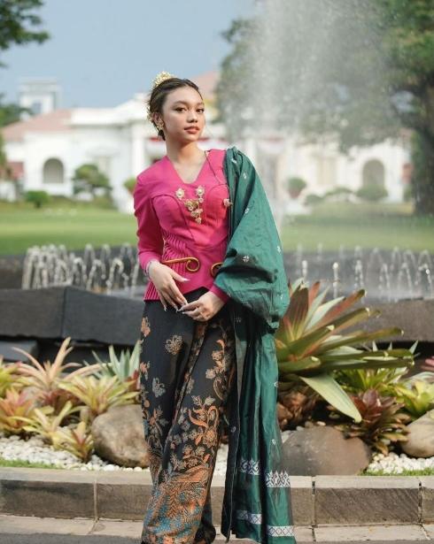 Artis Hadiri Upacara HUT RI di Istana. (Instagram/naura.ayu)