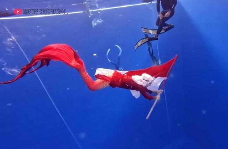 Potret Ria Ricis Kibarkan Bendera Merah Putih di Air (YouTube/Ricis Official)