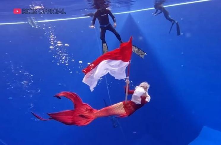 Potret Ria Ricis Kibarkan Bendera Merah Putih di Air (YouTube/Ricis Official)