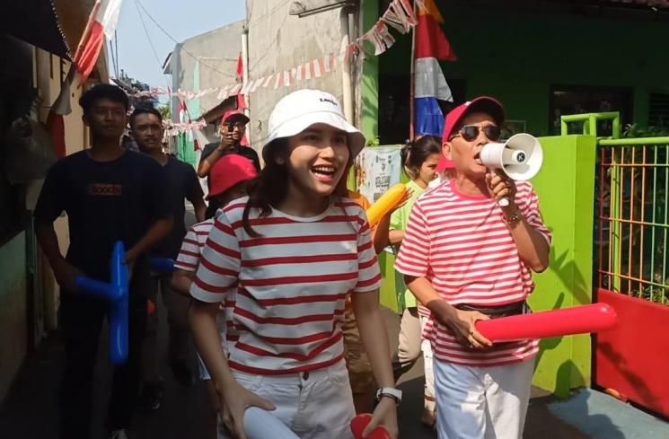 Ayu Ting Ting dan Abdul Rozak keliling kampung bernyanyi Hari Merdeka 17 Agustus. (MataMata.com/Rena Pangesti)