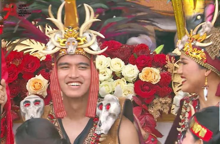 Kaesang dan Erina Gudono di acara upacara pengibaran bendera merah putih (youtube)