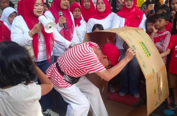 Ayu Ting Ting dan Abdul Rozak keliling kampung bernyanyi Hari Merdeka 17 Agustus. (MataMata.com/Rena Pangesti)