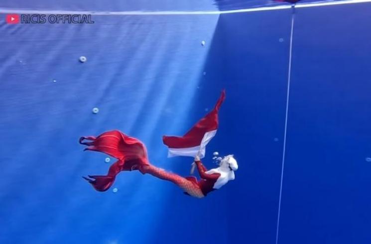Potret Ria Ricis Kibarkan Bendera Merah Putih di Air (YouTube/Ricis Official)