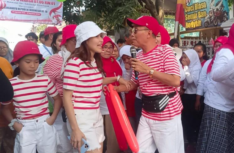 Ayu Ting Ting dan Abdul Rozak keliling kampung bernyanyi Hari Merdeka 17 Agustus. (MataMata.com/Rena Pangesti)