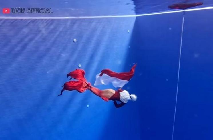 Potret Ria Ricis Kibarkan Bendera Merah Putih di Air (YouTube/Ricis Official)