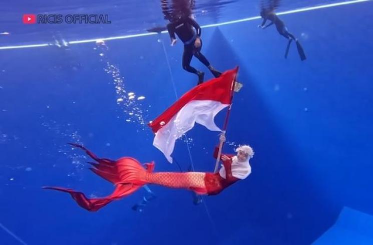 Potret Ria Ricis Kibarkan Bendera Merah Putih di Air (YouTube/Ricis Official)