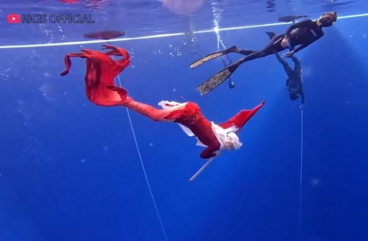 Potret Ria Ricis Kibarkan Bendera Merah Putih di Air (YouTube/Ricis Official)