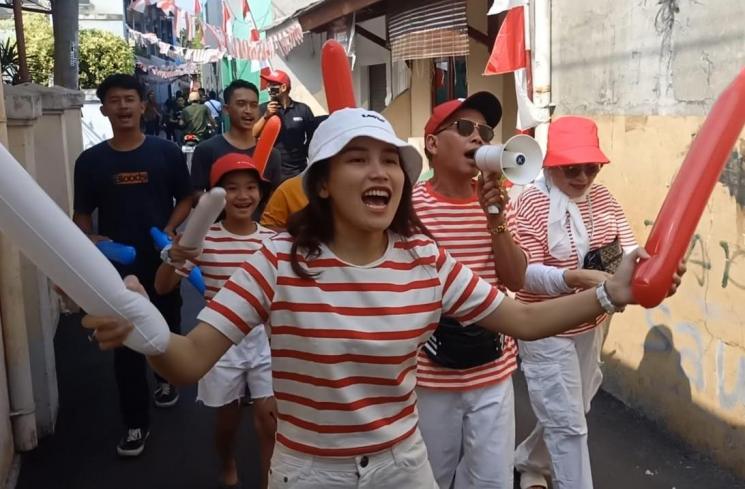 Ayu Ting Ting dan Abdul Rozak keliling kampung bernyanyi Hari Merdeka 17 Agustus. (MataMata.com/Rena Pangesti)