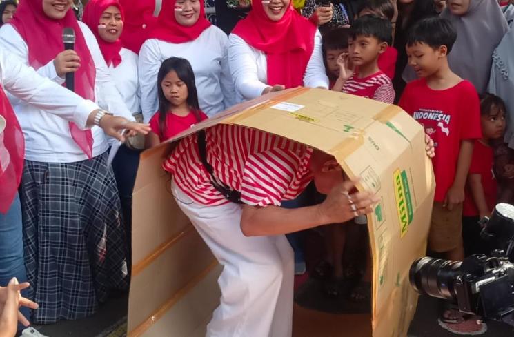 Ayu Ting Ting dan Abdul Rozak keliling kampung bernyanyi Hari Merdeka 17 Agustus. (MataMata.com/Rena Pangesti)