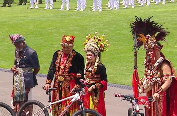 Kaesang dan Erina Gudono di acara upacara pengibaran bendera merah putih (youtube)