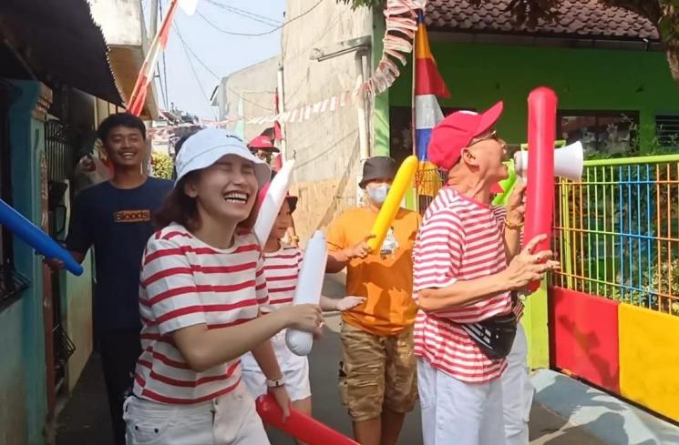 Ayu Ting Ting dan Abdul Rozak keliling kampung bernyanyi Hari Merdeka 17 Agustus. (MataMata.com/Rena Pangesti)