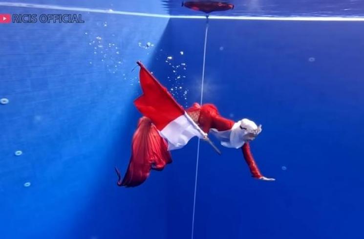 Potret Ria Ricis Kibarkan Bendera Merah Putih di Air (YouTube/Ricis Official)