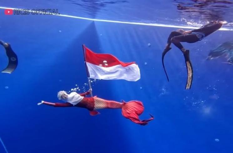Potret Ria Ricis Kibarkan Bendera Merah Putih di Air (YouTube/Ricis Official)