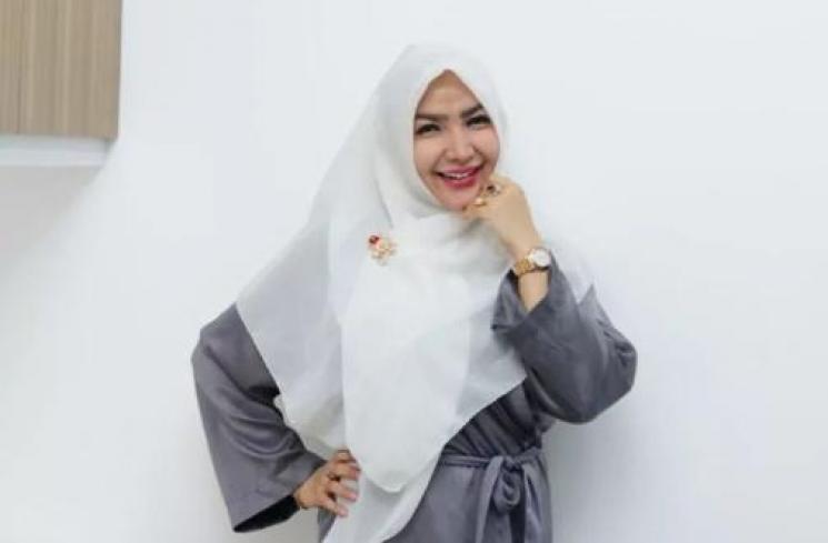 Pedangdut Berpendidikan Tinggi. (Instagram/roro.fitria1989)