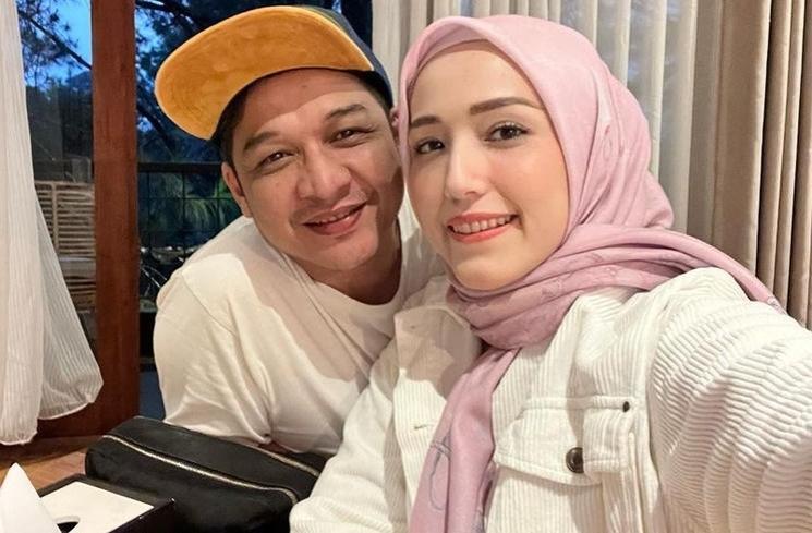 Artis Tetap Bertahan Meski Diselingkuhi Pasangan (instagram/adeliapasha)