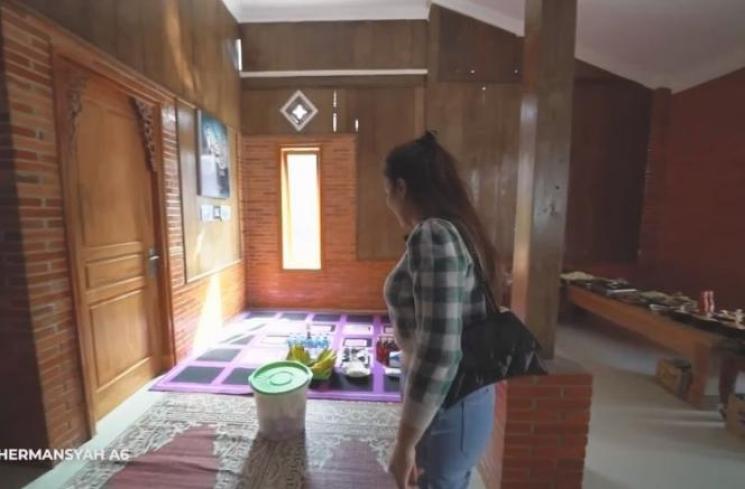 Rumah ART Ashanty di Salatiga. (YouTube/The Hermansyah A6)