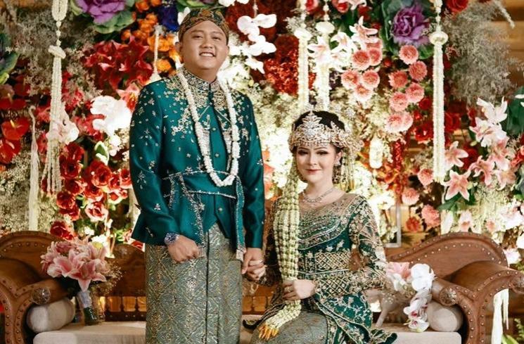Gaya Artis saat Ngunduh Mantu (instagram/@denny_caknan)