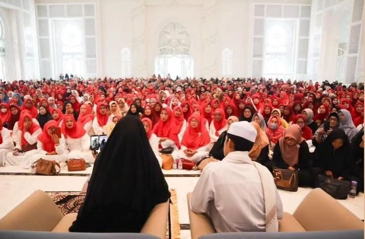Potret Bilal Ataya Temani Dakwah Ummi Pipik (Instagram/_ummi_pipik_)