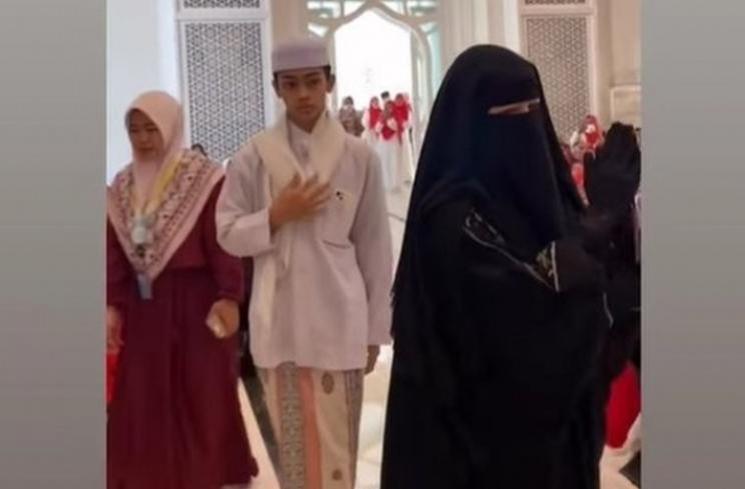Potret Bilal Ataya Temani Dakwah Ummi Pipik (Instagram/_ummi_pipik_)