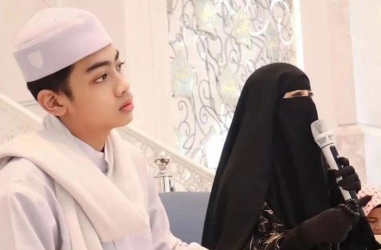 Potret Bilal Ataya Temani Dakwah Ummi Pipik (Instagram/_ummi_pipik_)
