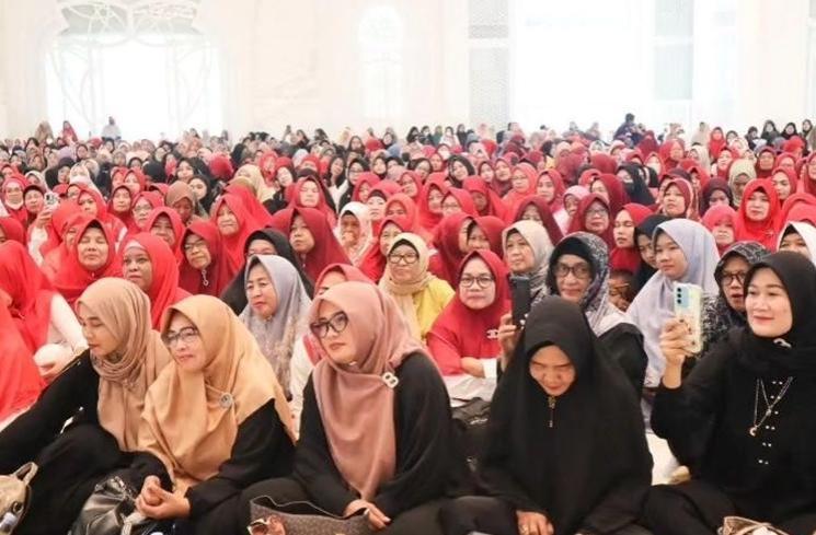 Potret Bilal Ataya Temani Dakwah Ummi Pipik (Instagram/_ummi_pipik_)