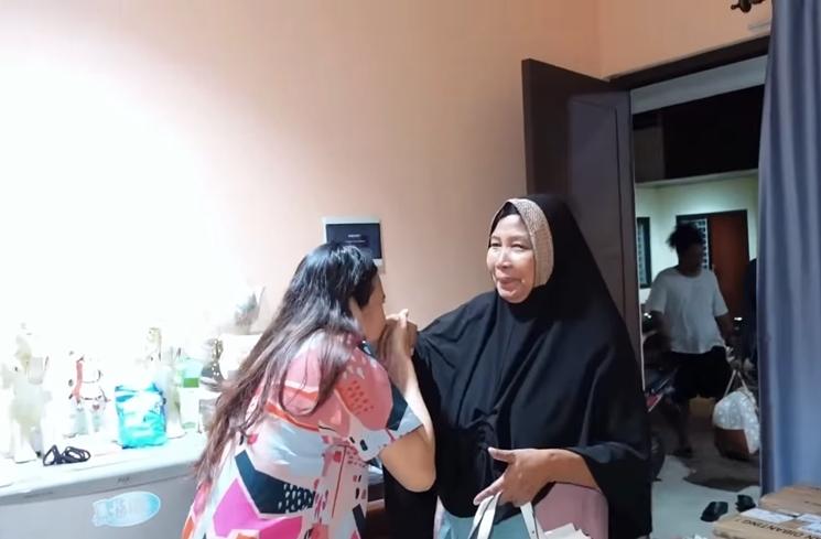 Momen Indah Permatasari dikunjungi mertua (YouTube/Indah Permatasari)
